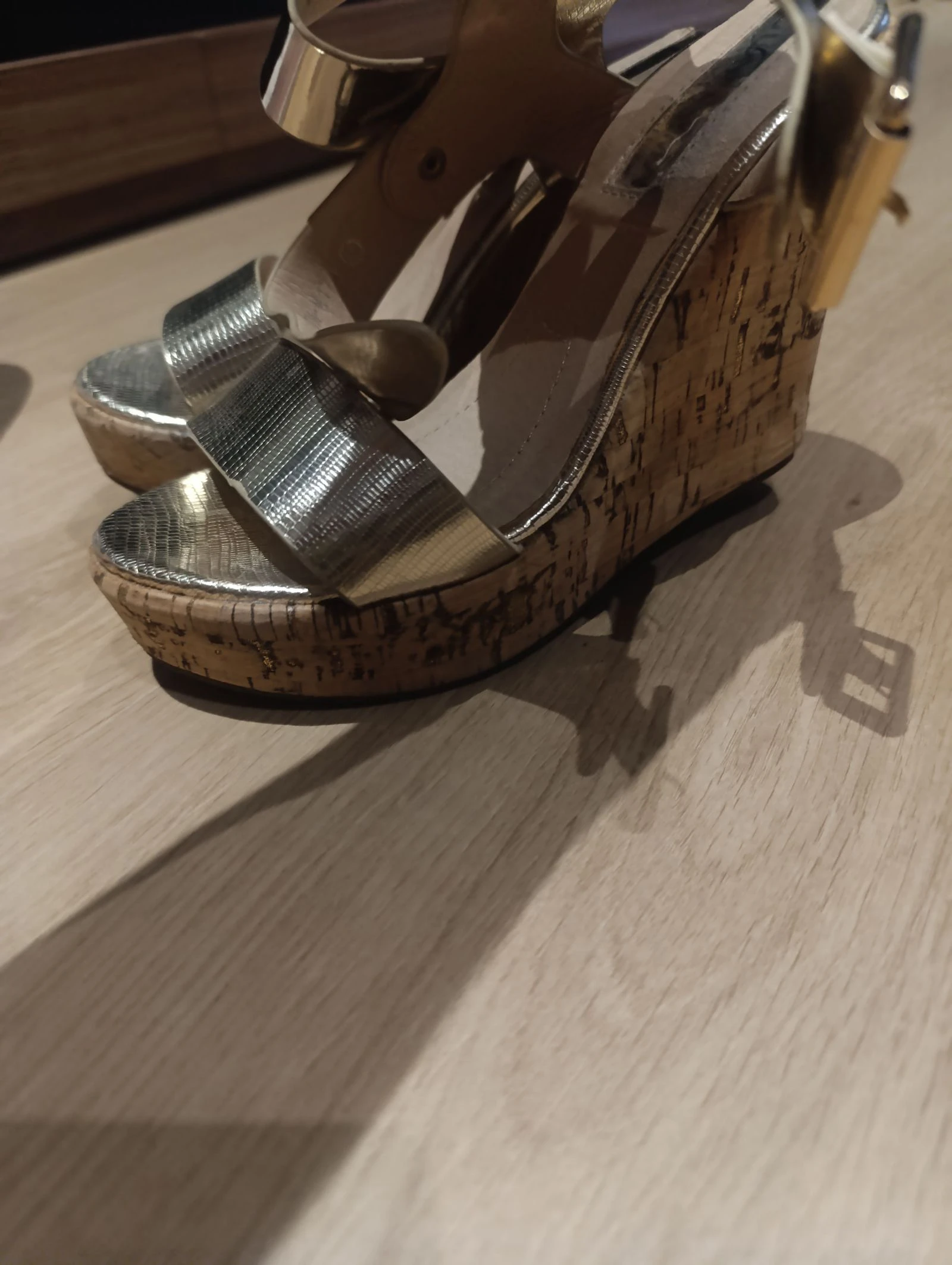 Sandalia cuña dorada  – photo 8